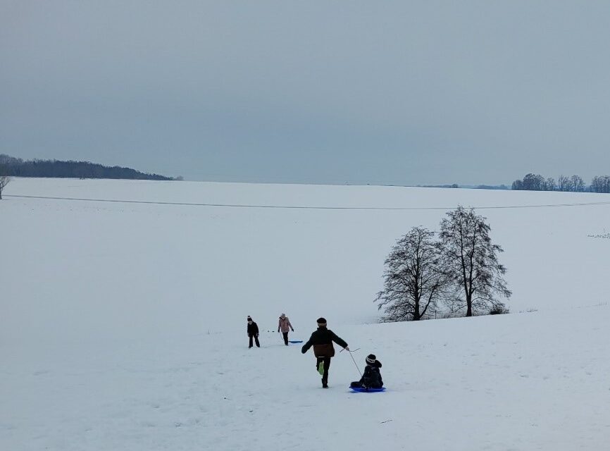 Schneespaß und Wintersporteln vor der Haustür